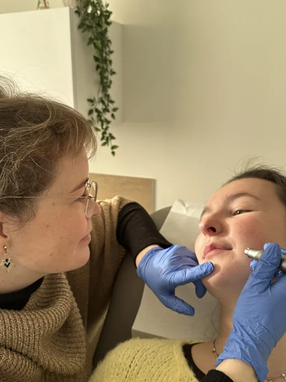 Dr Van De Walle tijdens een behandeling in de praktijk